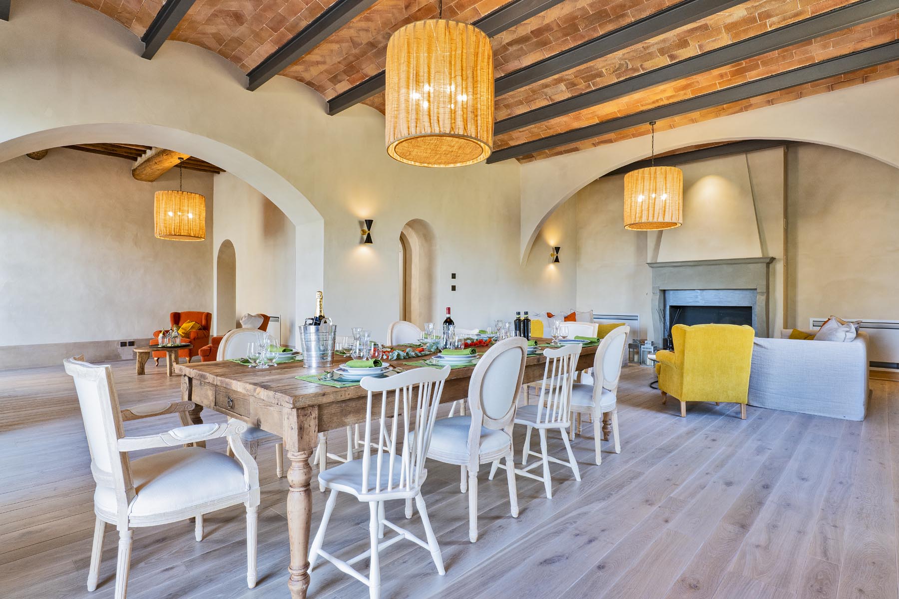 La sala della colazione con il camino e il grande tavolo di legno