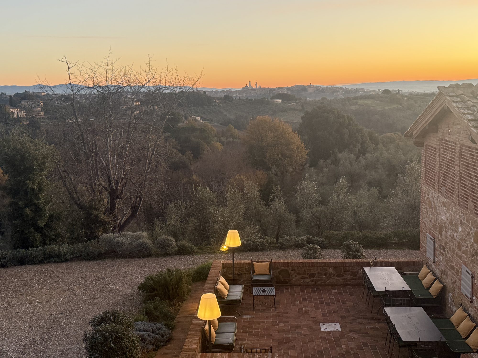 L'alba d'inverno sulla terrazza, con Siena all'orizzonte