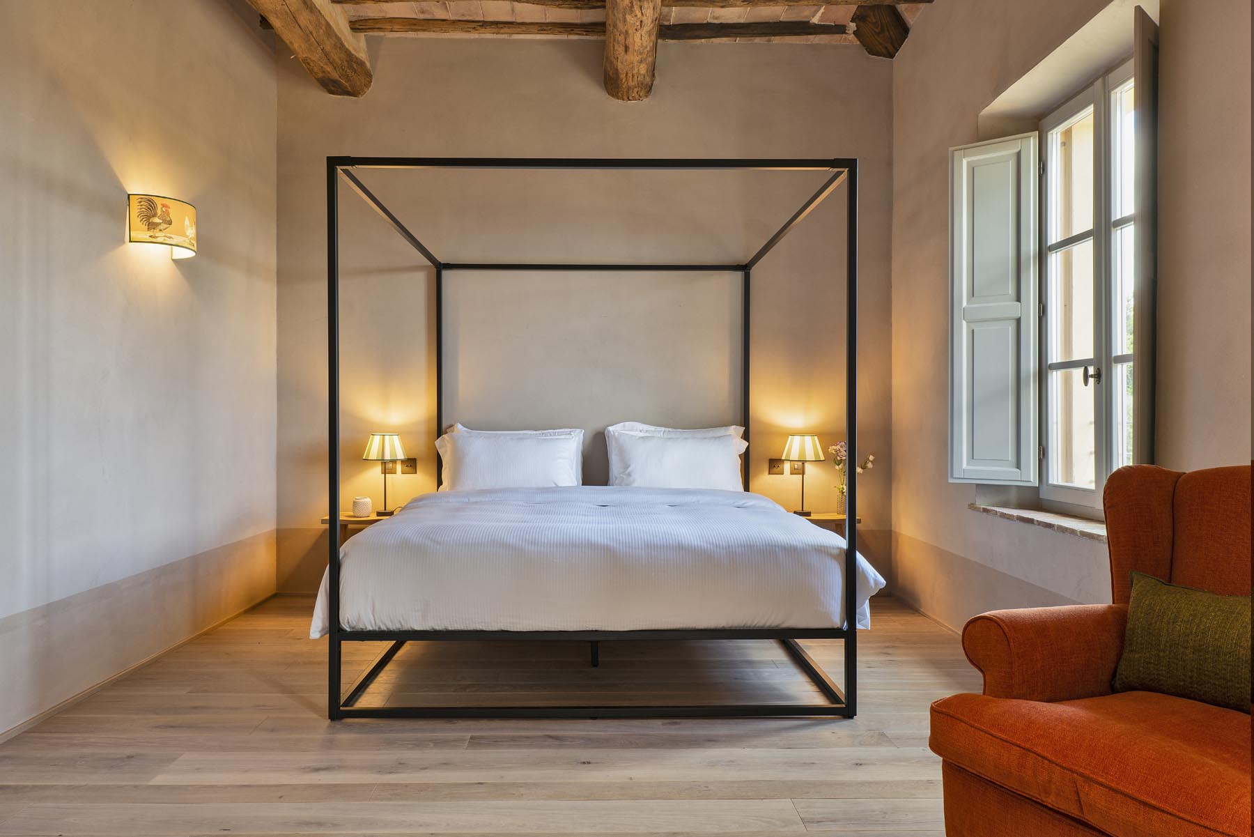 Gallo Nero, la suite del casale con il letto a baldacchino